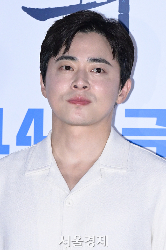 배우 조정석이 6일 오후 서울 용산구 CGV 용산아이파크몰에서 진행된 영화 ‘행복의 나라’(감독 추창민) 언론배급시사회 및 기자간담회에서 포즈를 취하고 있다. 김규빈 기자 2024.08.06