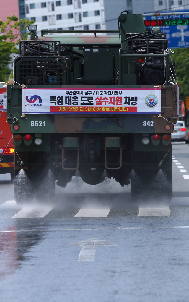 6일 오후 부산 남구 일대에서 해군작전사령부 K-10 제독차가 아스팔트 열기를 식히기 위해 살수차로 운용되고 있다. 부산 남구는 해군작전사령부 장비 3대와 인력을 지원 받아 다음달 13일까지 폭염대비 살수차 운영을 확대 운영한다. 연합뉴스