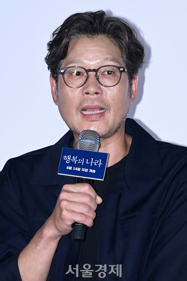 배우 유재명이 6일 오후 서울 용산구 CGV 용산아이파크몰에서 진행된 영화 ‘행복의 나라’(감독 추창민) 언론배급시사회 및 기자간담회에서 소감을 말하고 있다. 김규빈 기자 2024.08.06