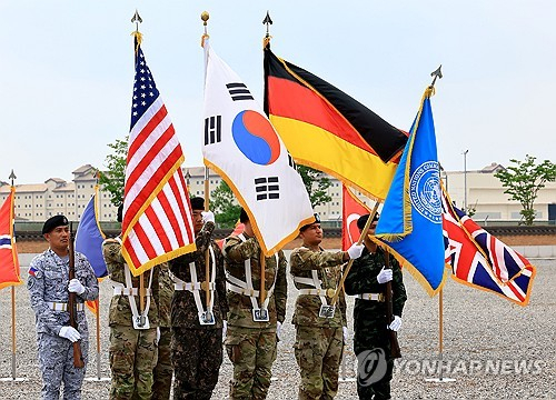 2일 경기 평택 미군기지(캠프 험프리스)유엔사 연병장에서 열린 독일의 유엔군사령부 가입 기념식에서 독일 국기가 미국, 한국, 유엔기와 함께 바람에 펄럭이고 있다. 연합뉴스