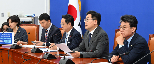 박찬대 더불어민주당 대표 직무대행 겸 원내대표가 6일 오전 서울 여의도 국회에서 열린 원내대책회의에서 모두발언을 하고 있다. 권욱 기자