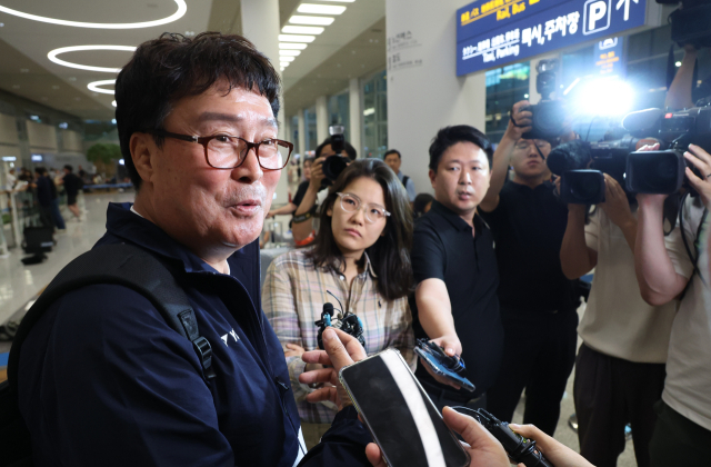 7일 귀국한 김택규 대한배드민턴협회장이 인천공항에서 기자들의 질문에 답하고 있다. 연합뉴스