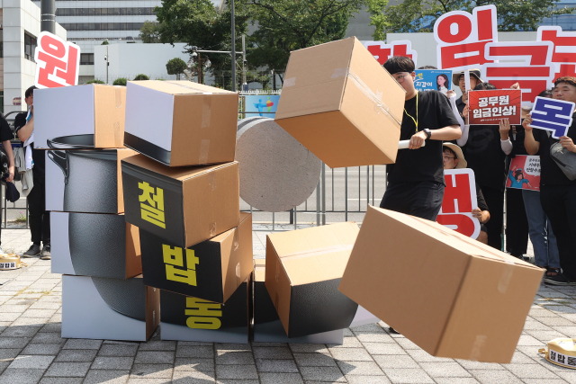 6일 오후 서울 용산구 대통령 집무실 앞에서 열린 ‘청년 공무원 100인 기자회견’에서 참석자들이 대형 철밥통을 망치로 내려치는 퍼포먼스를 하고 있다. 연합뉴스