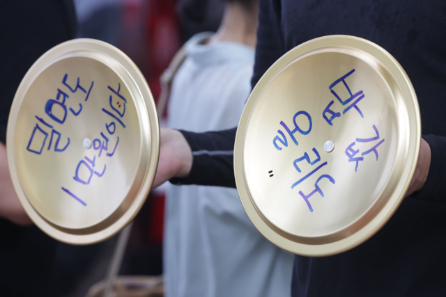 6일 오후 서울 용산구 대통령 집무실 앞에서 ‘청년 공무원 100인 기자회견’ 참석자들이 행진하고 있다. 연합뉴스