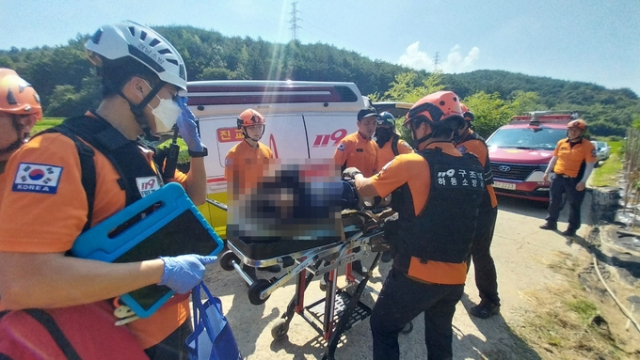 경남 하동군 고전면에서 7일 오전 9시 37분 산림청 소속 헬기가 추락해 기장이 이송되고 있다. 사진제공=경남소방본부