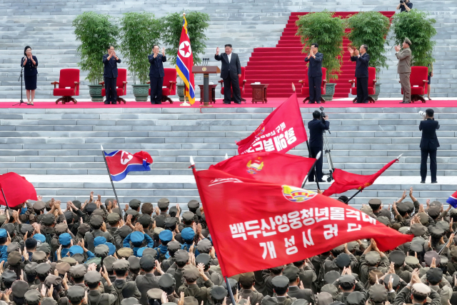 수해 복구 고리로 리더십 다지는 김정은…청년조직 격려