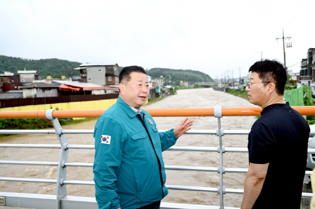 지난달 17일 김경일 파주시장이 호우 피해 현장을 점검하고 있다. 사진 제공=파주시