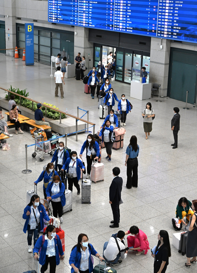 외국인 가사관리사 시범사업에 참여할 필리핀 노동자들이 6일 인천국제공항을 통해 입국한 후 버스로 이동하고 있다. 연합뉴스