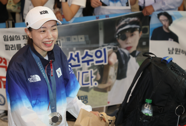 귀국길 ‘킬러 미소’ 선보인 김예지…“제가 여러분 더 많이 사랑”