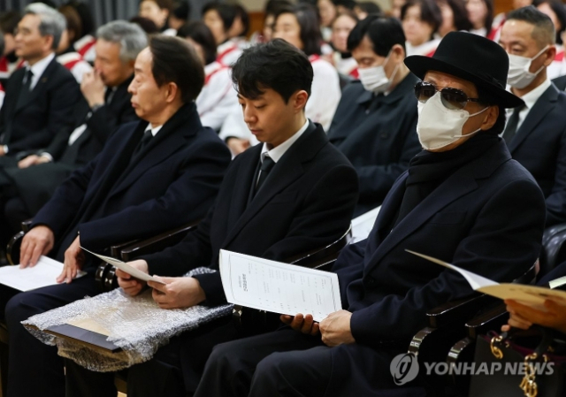 3월 김영삼 전 대통령 부인 고(故) 손명순 여사의 환송예배에 참석한 장남 김은철(오른쪽) 씨와 차남 김현철(오른쪽 세 번째) 씨. 연합뉴스