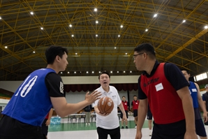 해군 기지 찾은 尹대통령…장병들과 농구·족구 뛰며 격려