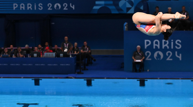 김수지가 7일(현지 시간) 프랑스 파리 아쿠아틱센터에서 열린 2024 파리 올림픽 다이빙 여자 3ｍ 스프링보드 예선에서 경기하고 있다. 김수지는 예선에서 1∼5차 시기 합계 285.50점을 얻어 28명 중 11위에 올랐다. 파리=성형주 기자
