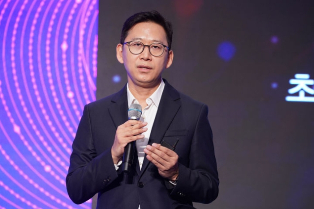 배경훈 LG AI연구원장이 지난달 제주 롯데호텔에서 열린 ‘2024 한경협 CEO 제주하계포럼’에서 회사의 AI 솔루션인 엑사원을 소개하고 있다. 사진 제공=한국경제인협회