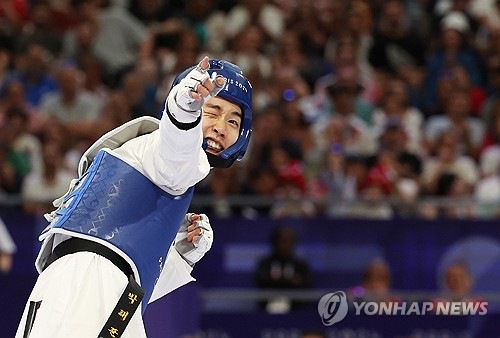 7일(현지시간) 프랑스 파리 그랑팔레 태권도경기장에서 열린 2024 파리올림픽 태권도 남자 58kg급 준결승전에서 한국 박태준이 튀니지의 모하메드 칼릴 젠두비를 꺾고 결승에 진출하자 기뻐하고 있다. 연합뉴스
