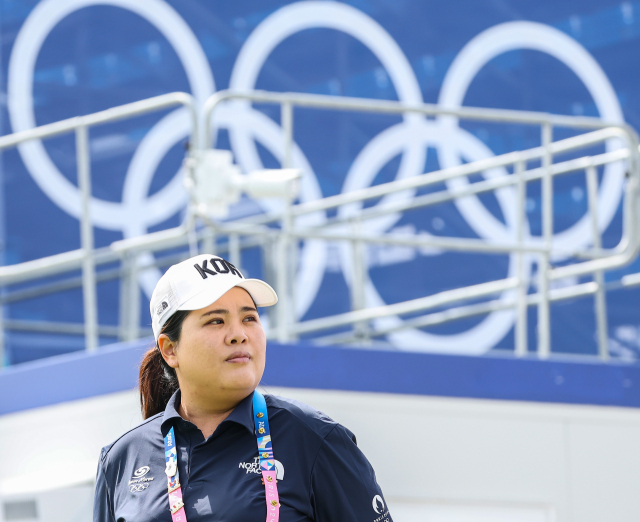 IOC 선수 위원에 출마한 박인비가 4일 오전(현지 시간) 프랑스 파리 르 골프 나쇼날에서 열린 2024 파리 올림픽 골프 남자 4라운드 경기 전 몸을 푸는 선수들을 지켜보고 있다. 연합뉴스