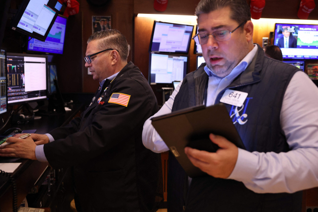 미국 뉴욕 뉴욕증권거래소(NYSE)에서 트레이더들이 업무를 보고 있다. AFP연합뉴스