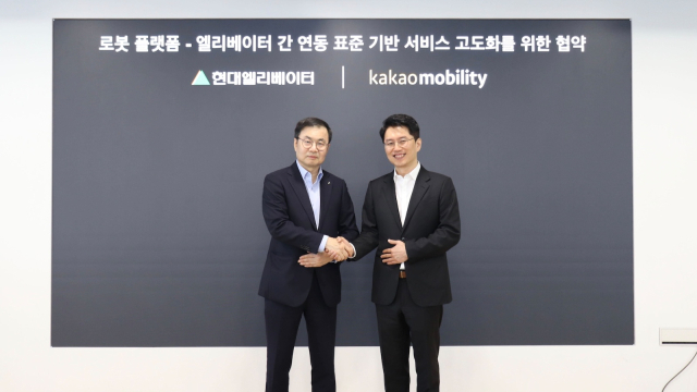 류긍선(오른쪽) 카카오모빌리티 대표와 조재천 현대엘리베이터 대표가 지난 7일 카카오모빌리티 본사에서 업무협약을 체결한 뒤 기념촬영을 하고 있다. 사진 제공=카카오모빌리티