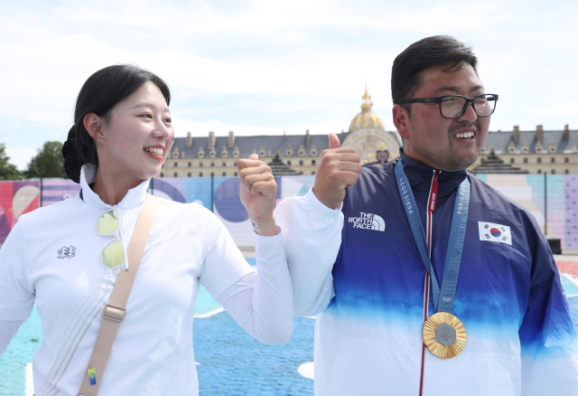 4일(현지시간) 프랑스 파리 레쟁발리드에서 열린 2024 파리올림픽 양궁 남자 개인전에서 금메달을 딴 김우진(오른쪽)이 임시현의 축하를 받고 있다. 연합뉴스