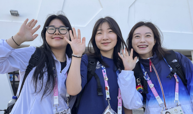 3일(현지시간) 프랑스 샤토루 슈팅센터에서 2024 파리 올림픽 사격 10m 공기권총에서우승한 오예진(왼쪽), 10m 공기소총에서 우승한 반효진(가운데)와 10m 공기권총에서 2위를 기록한 김예지가 포즈를 취하고 있다. 연합뉴스