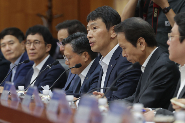 이복현 금융감독원장이 8일 오전 서울 여의도 금융투자협회에서 열린 '금융감독원장-자산운용사 CEO 간담회'에서 인사말을 하고 있다. 연합뉴스