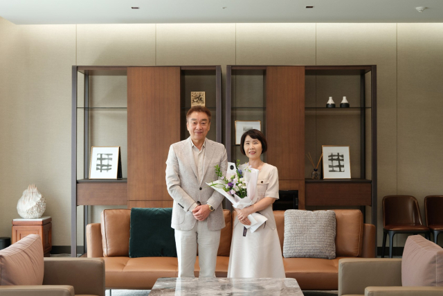 5일 아워홈 마곡 본사에서 이영열(왼쪽) 아워홈 부회장과 이정선씨가 장학금을 받은 뒤 기념 촬영을 진행하고 있다. 사진제공=아워홈