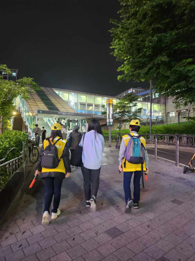 동행 서비스를 제공하고 있는 안심귀가 스카우트 대원들의 모습. 사진=구로구청 제공