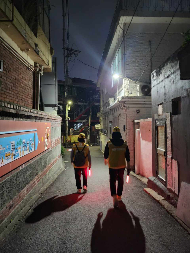 우범지역을 순찰하고 있는 안심귀가 스카우트 대원들의 모습. 사진=구로구청 제공