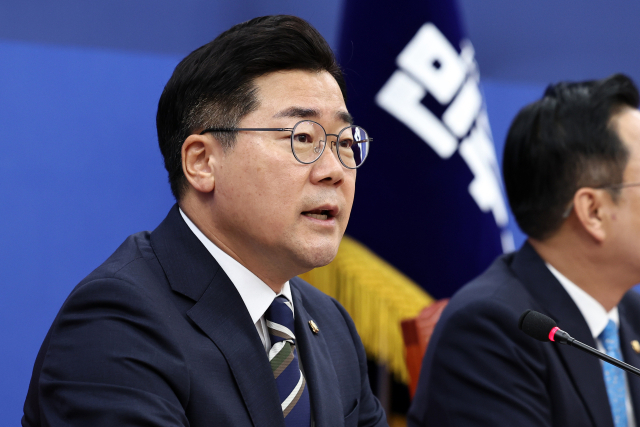 박찬대 더불어민주당 대표 직무대행 겸 원내대표가 8일 오전 서울 여의도 국회에서 열린 원내대표 취임 100일 기자간담회에서 모두발언을 하고 있다. 뉴스1