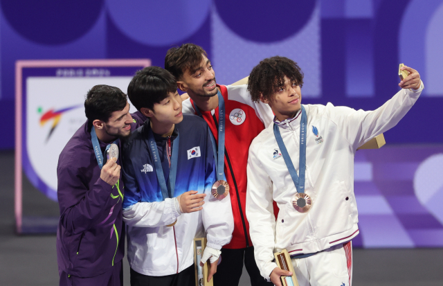 7일(현지시간) 프랑스 파리 그랑팔레 태권도경기장에서 열린 2024 파리올림픽 태권도 남자 58kg급 시상식에서 금메달을 차지한 한국 박태준이 기념촬영하고 있다. 연합뉴스