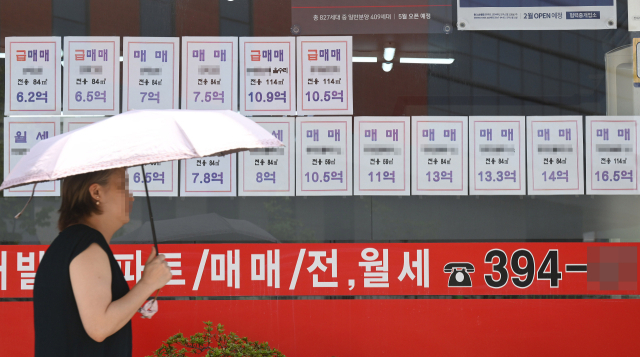 서울 서대문구의 한 중개업소에 매매 물건이 다수 게시돼 있다. /오승현 기자