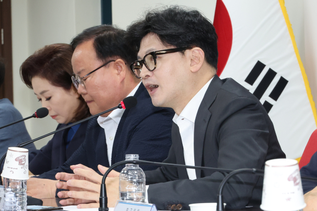 한동훈(오른쪽) 국민의힘 대표가 8일 서울 여의도 당사에서 열린 최고위원회의에서 발언하고 있다. 연합뉴스