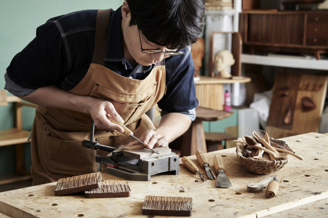 현대리바트 리바트몰 내 플랫폼 '리바트 공방'에 입점한 '호작담'의 작업 모습. 사진 제공=현대리바트