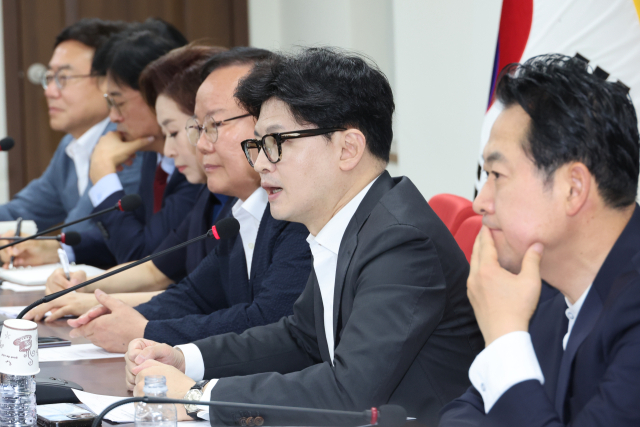 한동훈(오른쪽 두번째) 국민의힘 대표가 8일 서울 여의도 당사에서 열린 최고위원회의에서 발언하고 있다. 연합뉴스