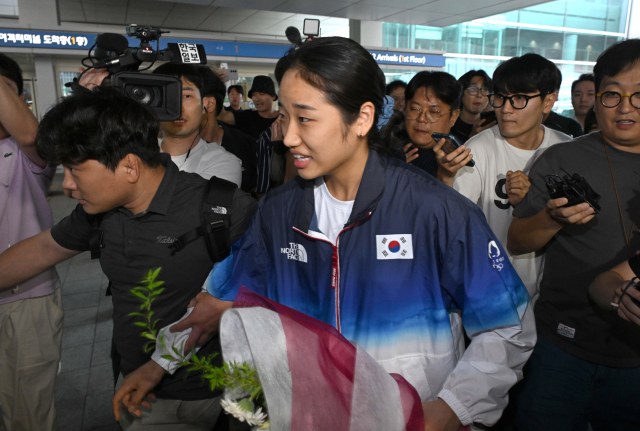 2024 파리 올림픽 배드민턴 여자 단식에서 금메달을 차지한 안세영이 7일 인천국제공항 제2여객터미널을 통해 귀국하고 있다. 영종도=이호재기자