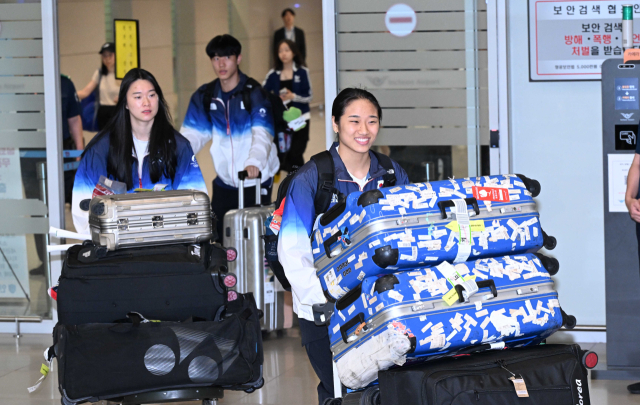 7일 안세영 2024 파리 올림픽 베드민턴 단식 금매달리스트가 인천공항 제2터미널로 입국 하고 있다. 영종도=이호재기자