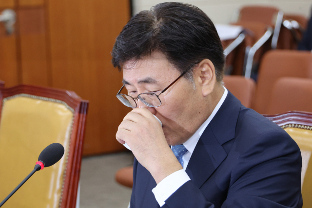 유상임 과학기술정보통신부 장관 후보자가 8일 오전 국회 과학기술정보방송통신위원회에서 열린 인사청문회에서 답변 도중 물을 마시고 있다. 연합뉴스