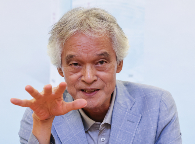 사회학자 송호근 한림대 석좌교수가 8일 오전 서울 종로구 관훈클럽정신영기금에서 열린 장편소설 '연해주' 출간 간담회에서 발언하고 있다./연합뉴스