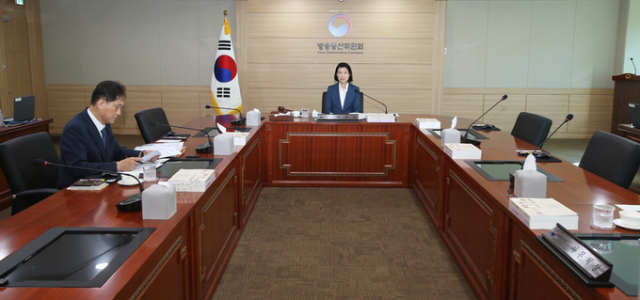 지난달 31일 정부과천청사에서 이진숙 방송통신위원장과 김태규 방송통신위원장 직무대행이 전체회의를 열고 주요 안건을 의결하고 있다. 사진 제공=방송통신위원회