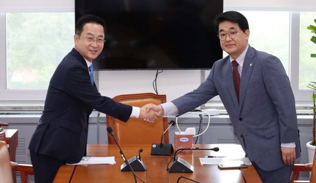 배준영(오른쪽) 국민의힘 원내수석부대표와 박성준 더불어민주당 원내수석부대표가 8일 국회에서 민생 법안 처리를 위한 협의에 앞서 악수하고 있다. 권욱 기자