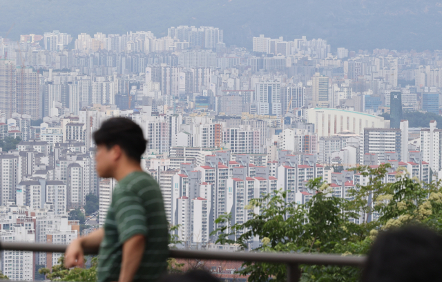 서울 남산에서 바라본 시내 아파트 전경.