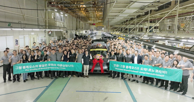 르노코리아가 부산공장에서 뉴 르노 그랑 콜레오스 1호차 생산 기념식을 열고 기념촬영을 하고 있다. 사진제공=르노코리아