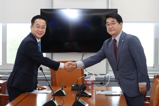 배준영(오른쪽) 국민의힘·박성준 더불어민주당 원내수석부대표가 8일 오전 국회에서 여야정 민생 협의체(협의기구) 구성과 관련해 실무 협의를 하기에 앞서 악수하고 있다. 연합뉴스