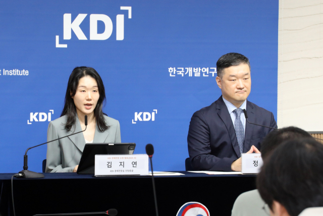 김지연(왼쪽) 한국개발연구원(KDI) 경제전망실 전망총괄이 8일 정부세종청사 기획재정부 브리핑실에서 8월 수정 경제전망을 설명하고 있다. 연합뉴스