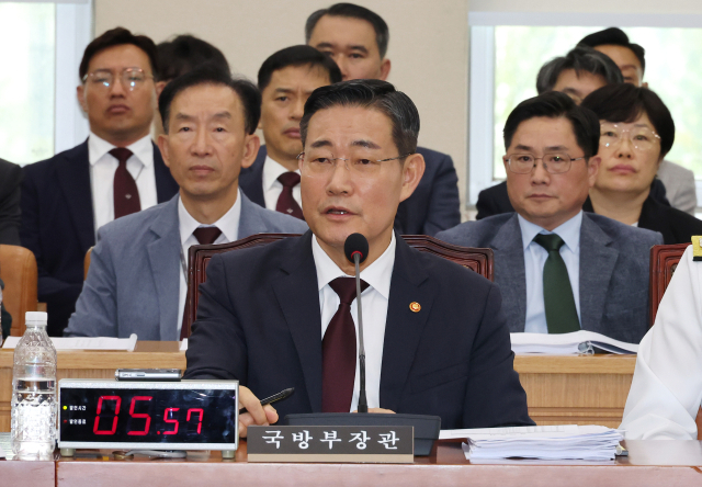 8일 열린 국회 국방위원회 전체회의에서 신원식 국방부 장관이 의원 질의에 답변하고 있다. 연합뉴스