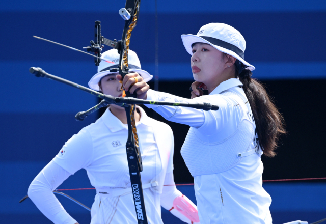 지난달 28일(현지시간) 프랑스 파리 레쟁발리드 경기장에서 열린 2024 파리 올림픽 여자 리커브 단체 8강 한국과 대만의 경기에서 임시현이 활을 쏘고 있다. 파리=성형주 기자