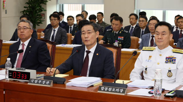 8일 국회 국방위원회 전체회의에서 신원식(앞줄 가운데) 국방부 장관이 의원 질의에 답변하고 있다. 연합뉴스