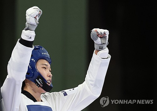 8일(현지시간) 프랑스 파리 그랑팔레 태권도경기장에서 열린 2024 파리올림픽 태권도 여자 57kg급 준결승에서 중국의 뤄쭝스를 꺾고 결승에 오른 한국 김유진이 기뻐하고 있다. 연합뉴스