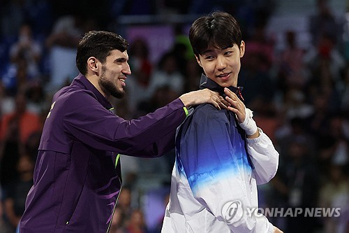 7일(현지시간) 프랑스 파리 그랑팔레 태권도경기장에서 열린 2024 파리올림픽 태권도 남자 58kg급 결승전에서 한국 박태준이 아제르바이잔의 가심 마고메도프에게 승리해 금메달을 따냈다. 시상식에서 메달을 수상한 박태준이 부상을 입은 마고메도프를 부축하며 입장하고 있다. 연합뉴스