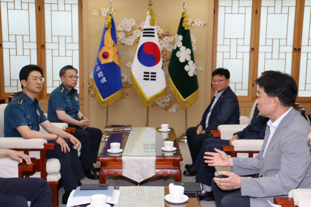 하은호 군포시장(오른쪽 맨 앞)이 8일 오후 김봉식 경기남부경찰청장과 면담을 갖고 대야파출소 조직 개편에 대한 반대의견과 주민 요구사항을 전달하고 있다. 사진 제공 = 군포시