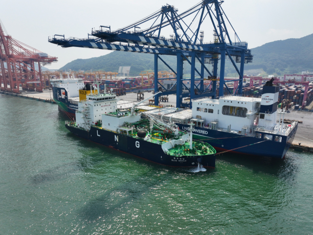 부산항 신항 5부두에서 진행된 선박 ‘선박 대 선박’(STS·Ship to Ship) LNG 벙커링·하역 동시 작업 모습. 사진제공=BPA